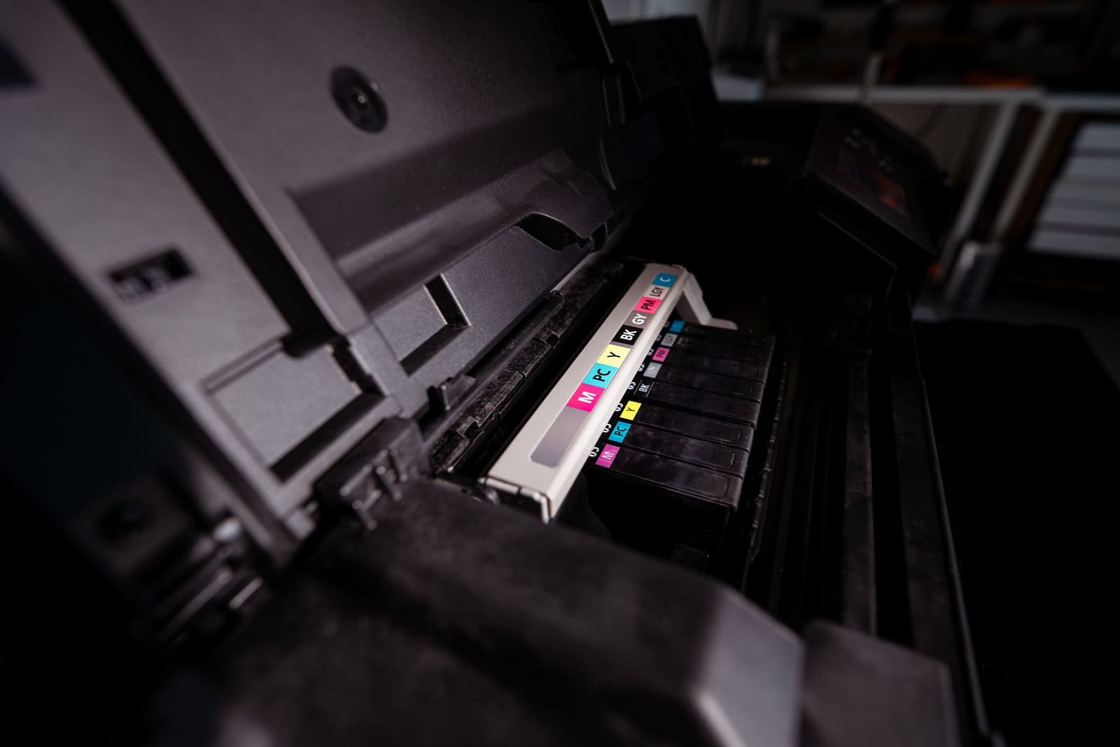 Geopende printer waarin de kleurencartridges zichtbaar zijn