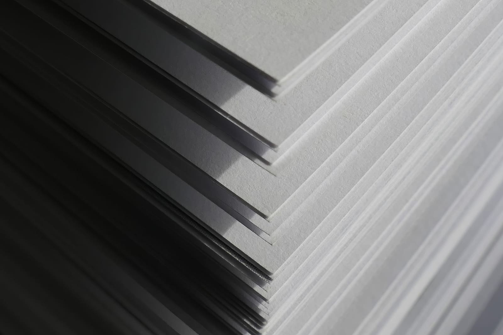 Stapel wit printpapier van dichtbij, vel voor vel zichtbaar